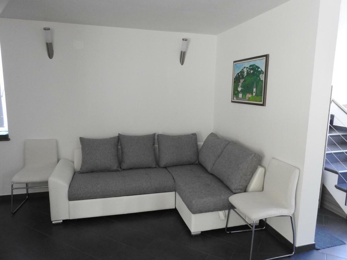 Dobravlje Pocitniska Hisaゲストハウス エクステリア 写真